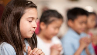 childrenpraying-childrenlandingpg-319x182